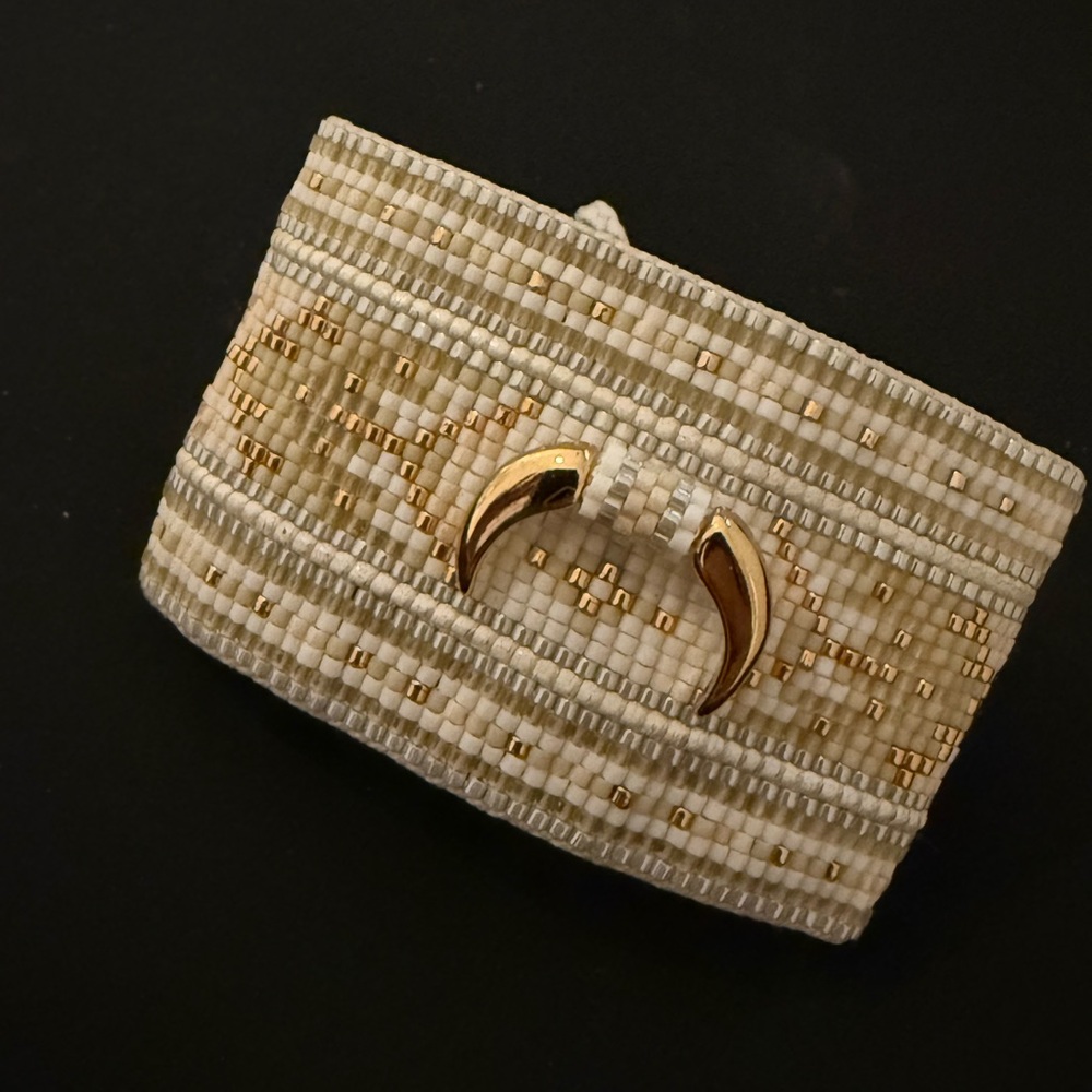 Chic Beaded Bracelet in Gold and Cream